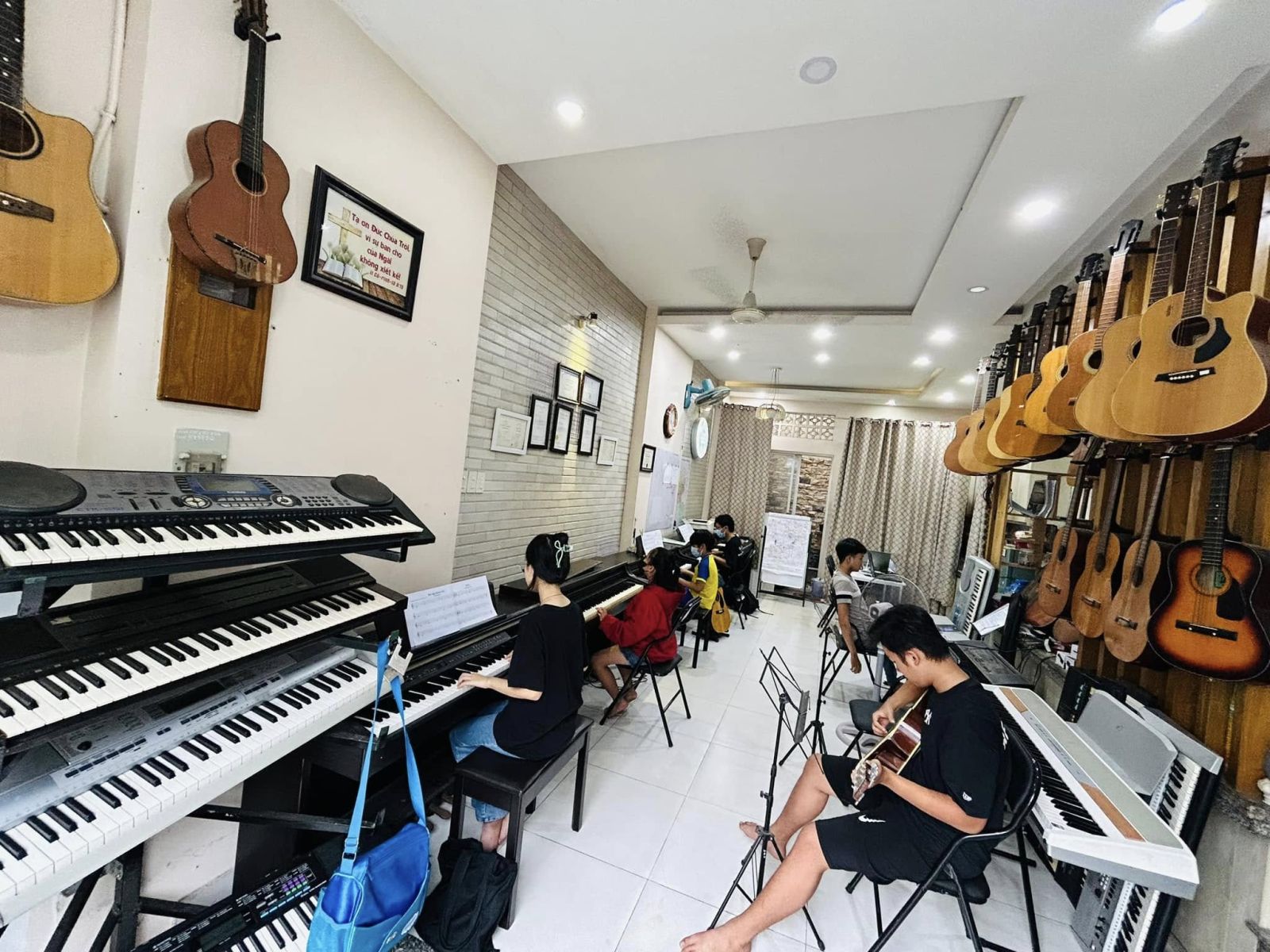 Khóa Học Đàn Guitar Tại Quận Tân Phú - Lớp Nhạc Thiên Thành